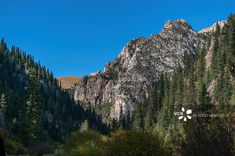 悬崖上的寺庙青海尕尔寺图片素材