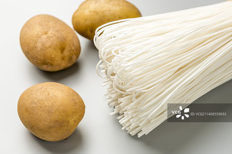 一捆土豆粉丝粉条宽粉与土豆特写图片素材