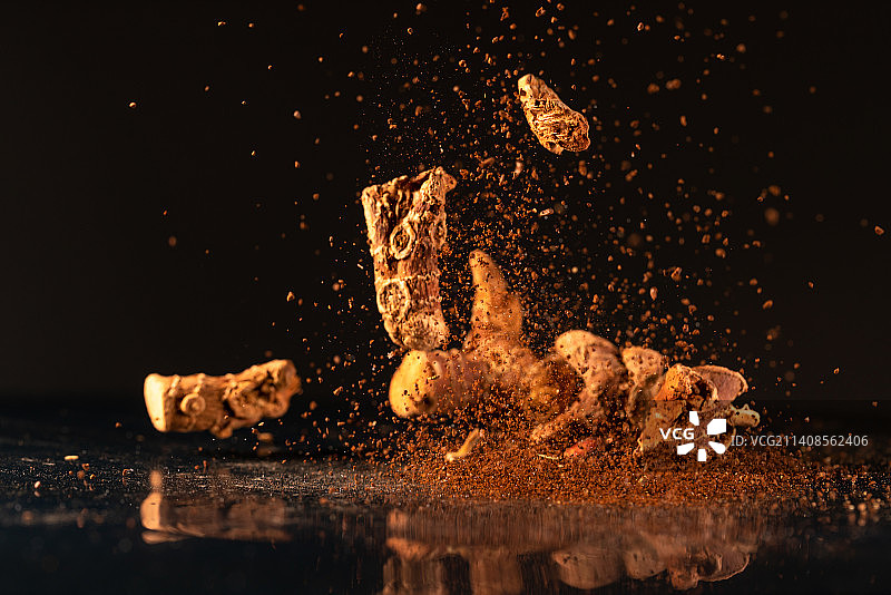 高良姜在黑色背景上跳起来高速棚拍广告素材图片素材