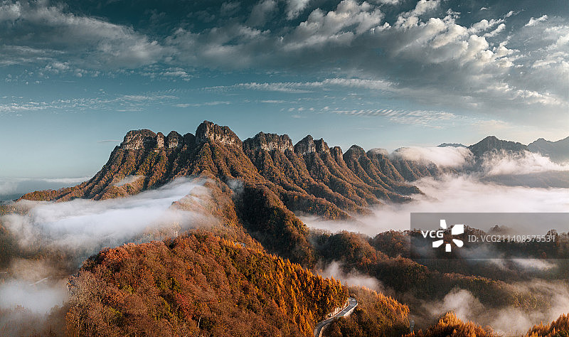 中国四川巴中市南江县贾郭山日出航拍图片素材