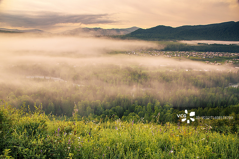 禾木晨雾弥漫宛若仙境图片素材