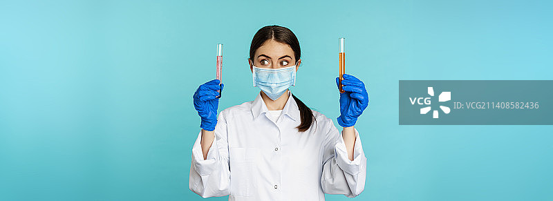 年轻女医生和实验室研究员的图片，手持测试样本图片素材