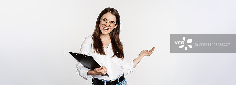 微笑的黑发女子，OL 指路，指向身后图片素材