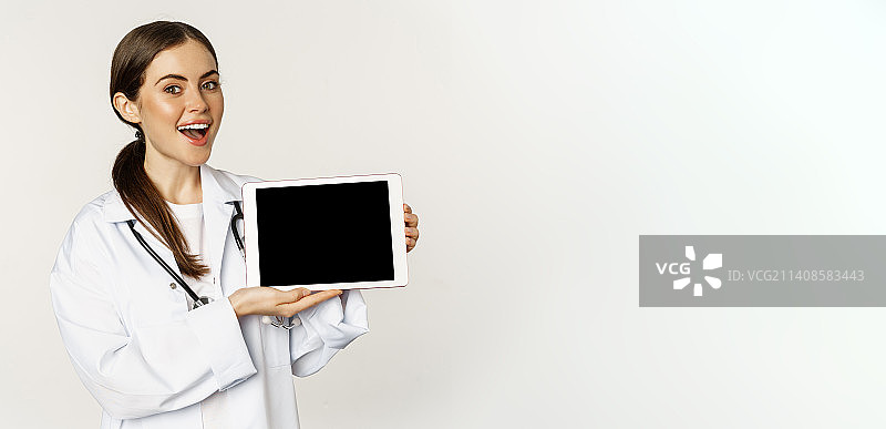 在线医疗帮助，远程预约，微笑的美丽女人图片素材