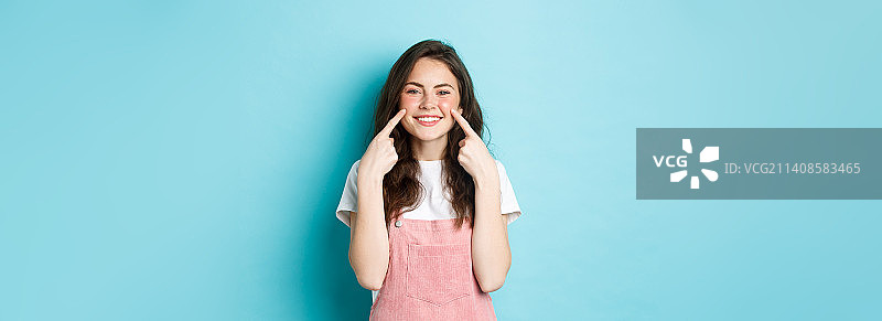 笑容甜美的夏日女孩肖像图片素材