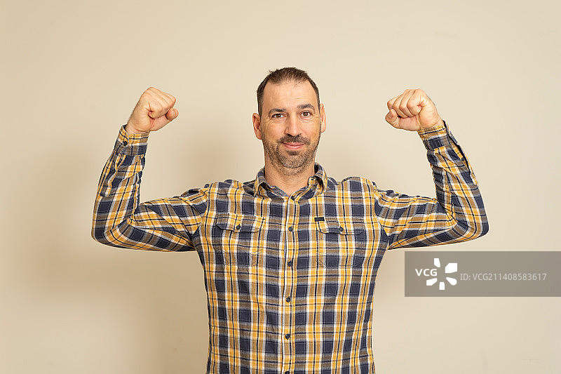 穿着格子衬衫的快乐的未刮胡子的健壮中年男人图片素材