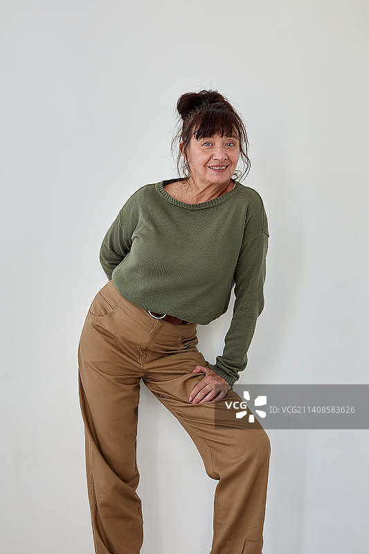 穿着时髦的中年妇女图片素材