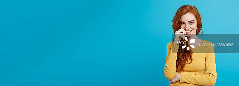 生活方式概念 - 年轻美丽的迷人女性肖像特写图片素材