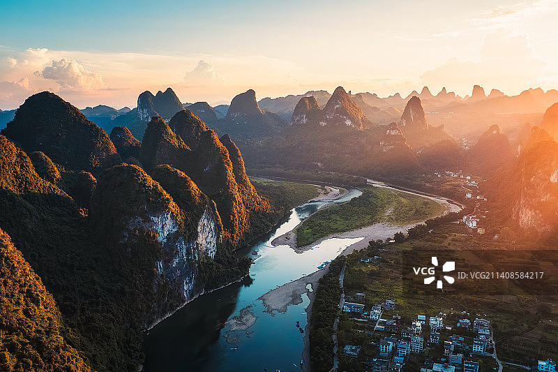 桂林兴坪群峰日落晚霞图片素材