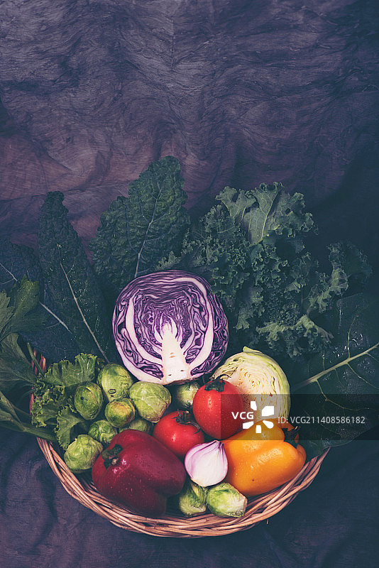 美国：篮子里的蔬菜俯视角度照片图片素材