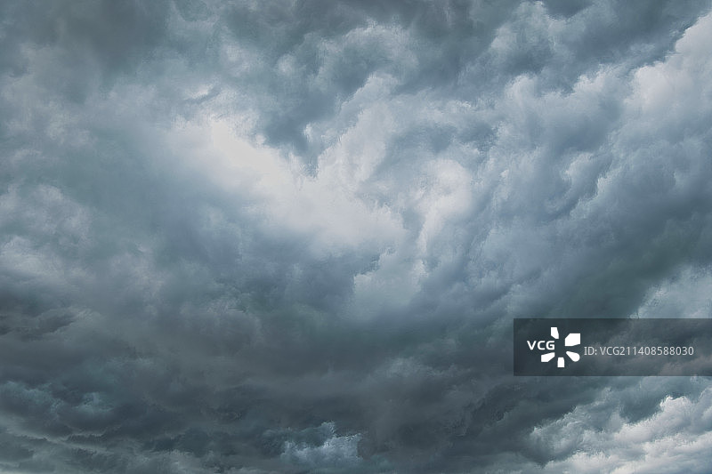 低角度拍摄天空中的暴风云图片素材