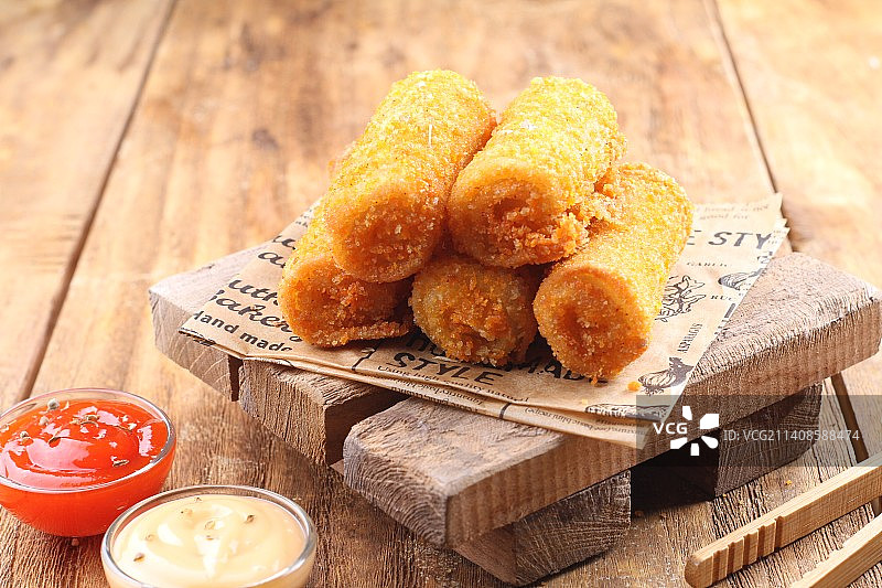 印尼勿加泗餐桌上的油炸食品俯视图图片素材