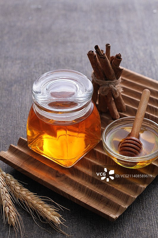 印度尼西亚勿加泗桌子上玻璃杯中的饮品高角度视图图片素材