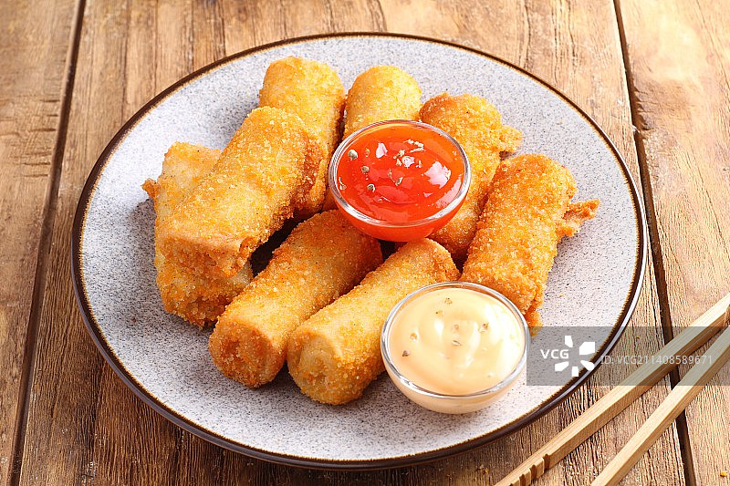 印尼勿加泗餐盘中油炸食品俯视图图片素材