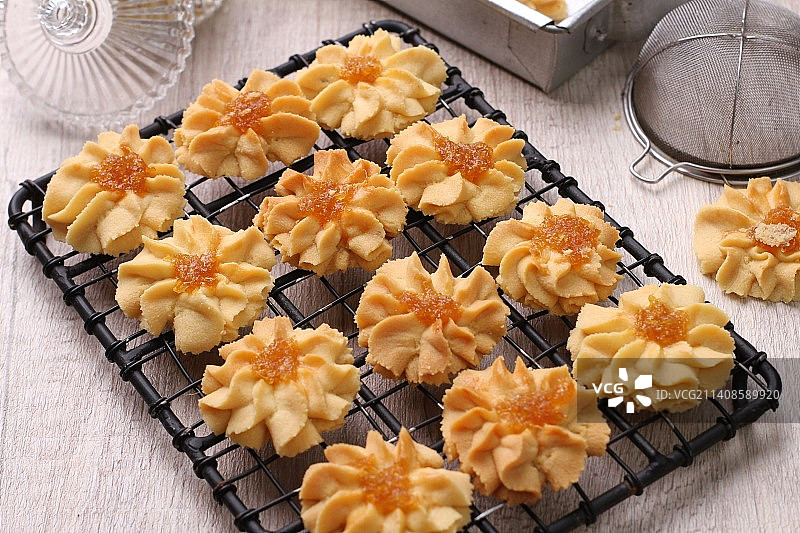 印度尼西亚勿加泗纸杯蛋糕冷却架高角度视图图片素材