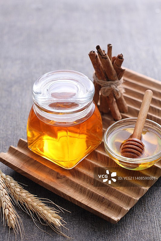 印度尼西亚勿加泗桌上蜂蜜罐特写图片素材