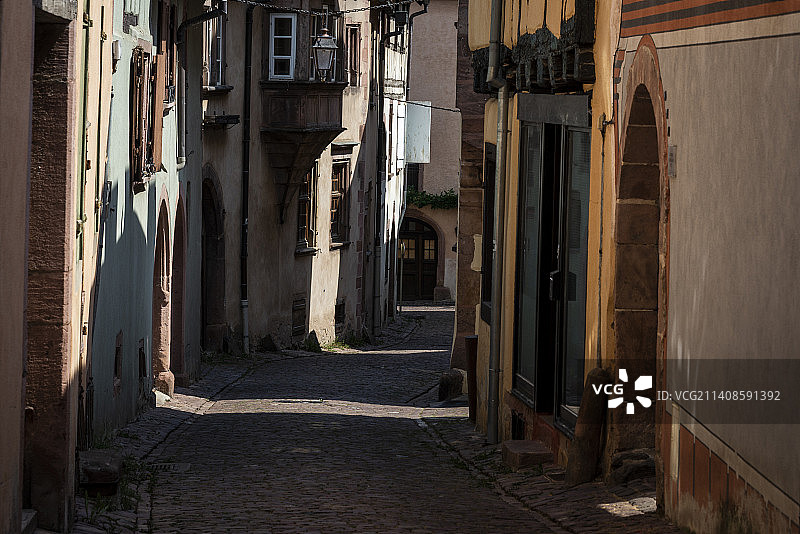 法国里屈埃维尔的空旷小巷图片素材