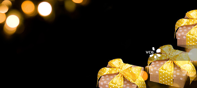 广告banner：黑色背景上的礼品盒与金色散景灯光（俄罗斯）图片素材