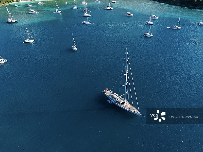 英属维尔京群岛海上帆船的航拍景色图片素材