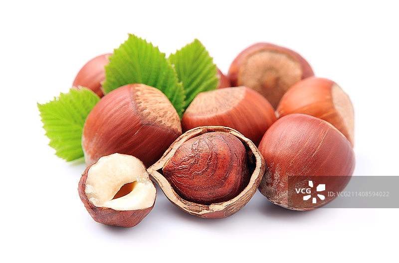 白色背景上的栗子特写图片素材