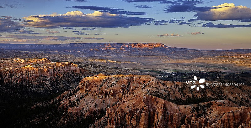 美国犹他州加菲尔德县多云天空下的景观航拍图片素材