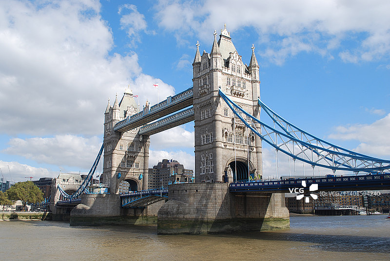 多云天空下的河流桥梁景观图片素材
