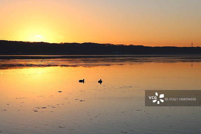丹麦瓦埃勒的橙色天空湖泊风光图片素材