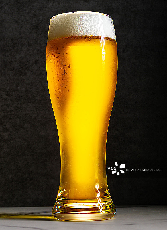 桌子上啤酒杯的特写图片素材