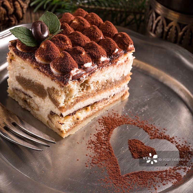 桌子上盘子里的蛋糕特写图片素材