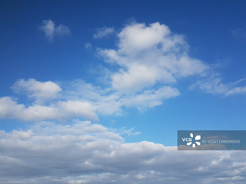 天空中的云的低角度视图图片素材