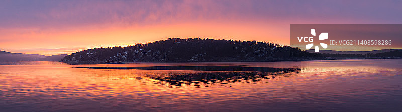 日落时分挪威阿克什胡斯郡内索登的湖泊美景图片素材