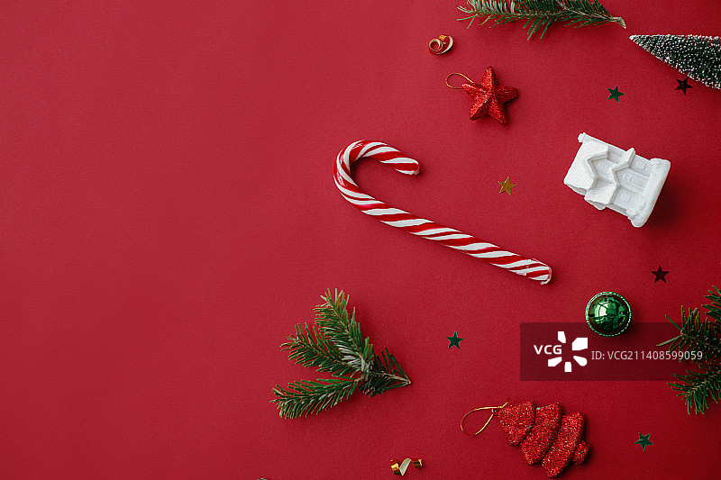现代圣诞节红色背景上的时尚圣诞装饰图片素材