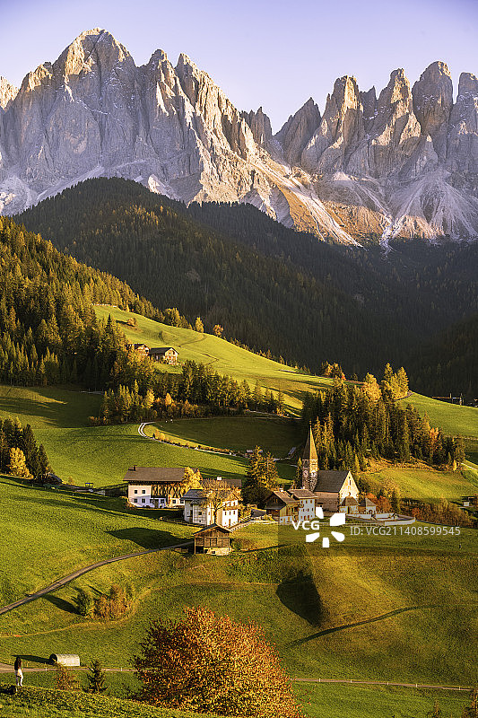天空映衬下的田野和群山风景图片素材