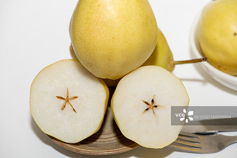 白色背景上的孤立黄色梨图片素材