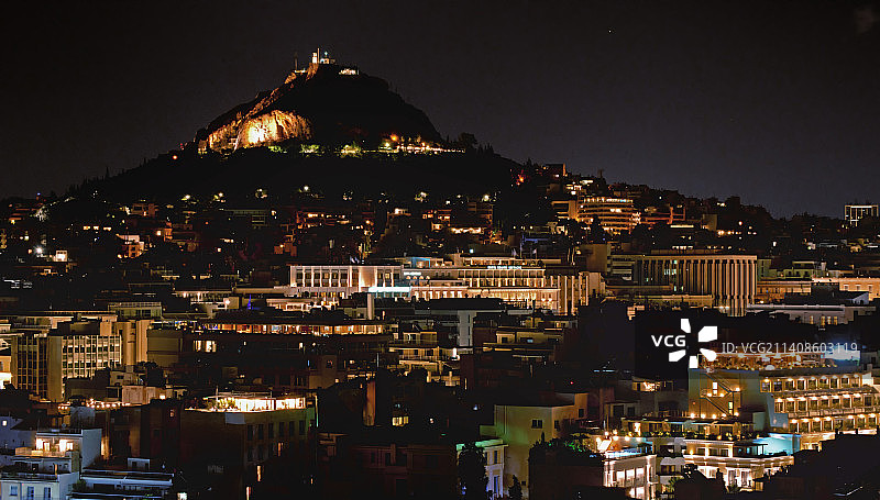 希腊雅典夜间城市照明建筑的高角度视图图片素材