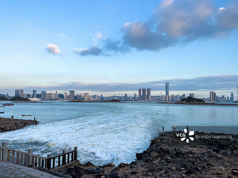 海沧湾公园对岸的厦门岛图片素材
