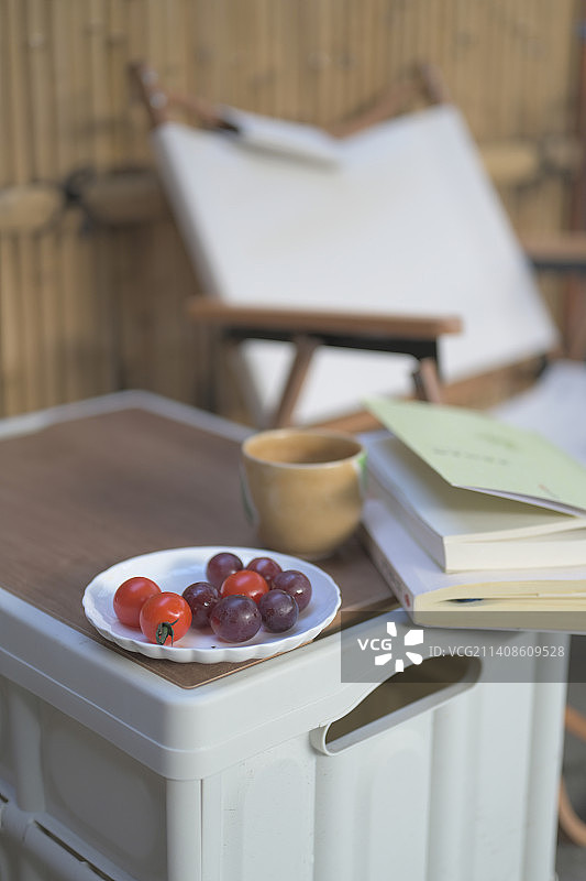 桌子上的书和水果的高角度视图图片素材