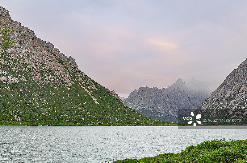 中国青海果洛年保玉则仙女湖翠绿的湖水图片素材