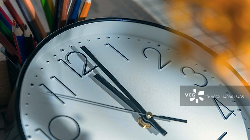 阳光下的时间钟表图片素材