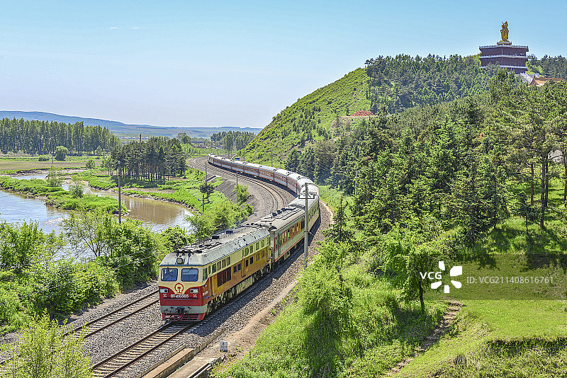 旅客列车行驶在滨绥线海林报恩寺附近图片素材