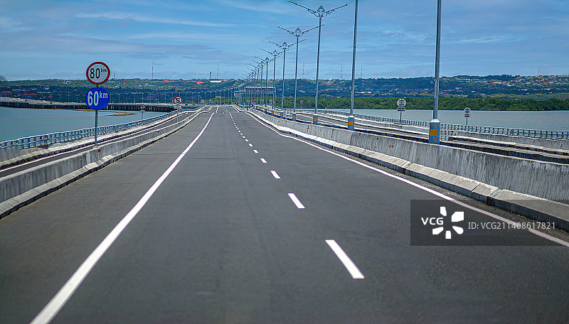 跨海大桥高速公路匝道主线竣工通车沥青摊铺路面焕然一新交通标志标线指示牌清晰路况整体顺畅有序图片素材