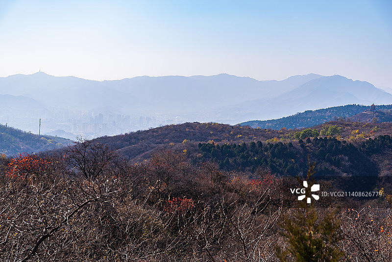 远望群山连绵，山顶尽览都市风光图片素材