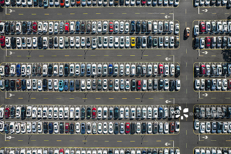 大型露天停车场 户外停车场 解决停车难图片素材
