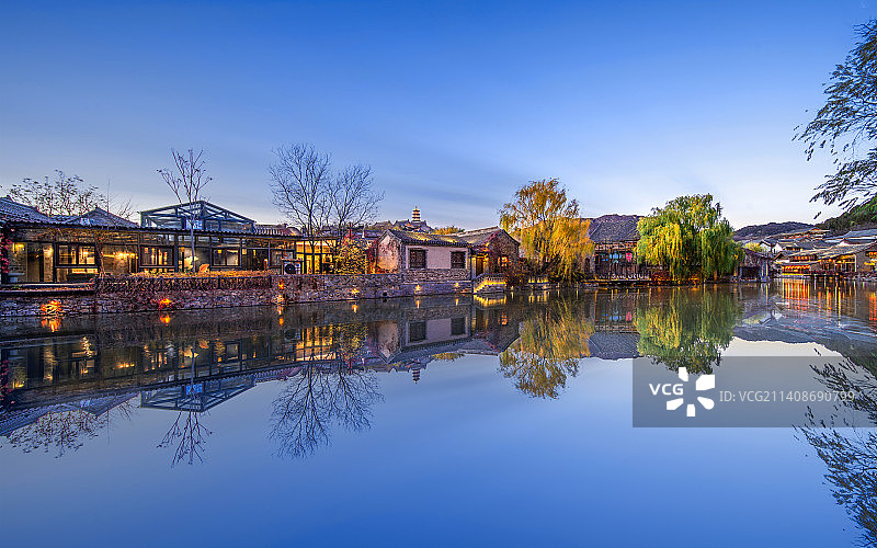 北京市密云区古北水镇古建筑亮灯夜景&司马台长城图片素材