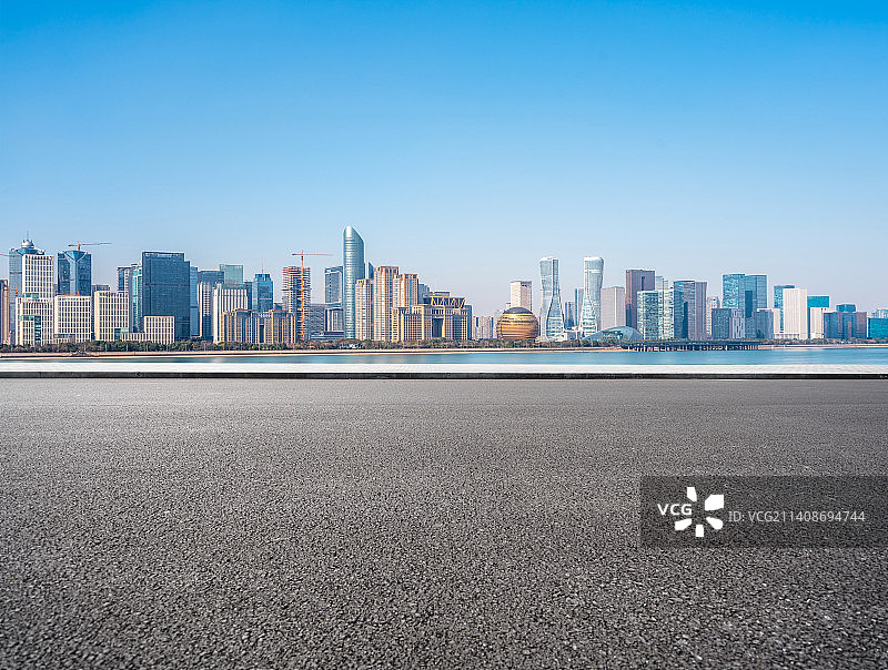 城市天际线与柏油高速公路图片素材