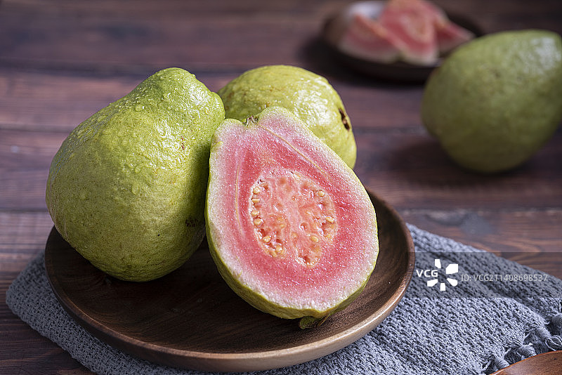 木盘中的番石榴（芭乐）图片素材