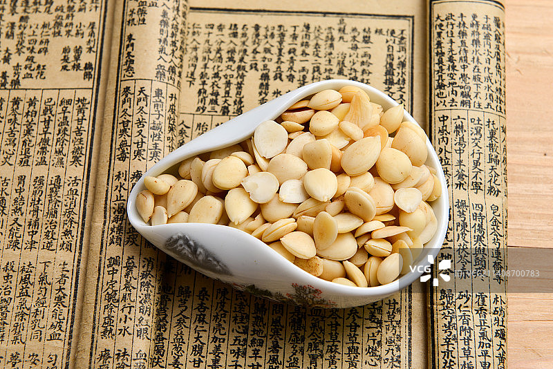 中医中药材燀苦杏仁图片素材