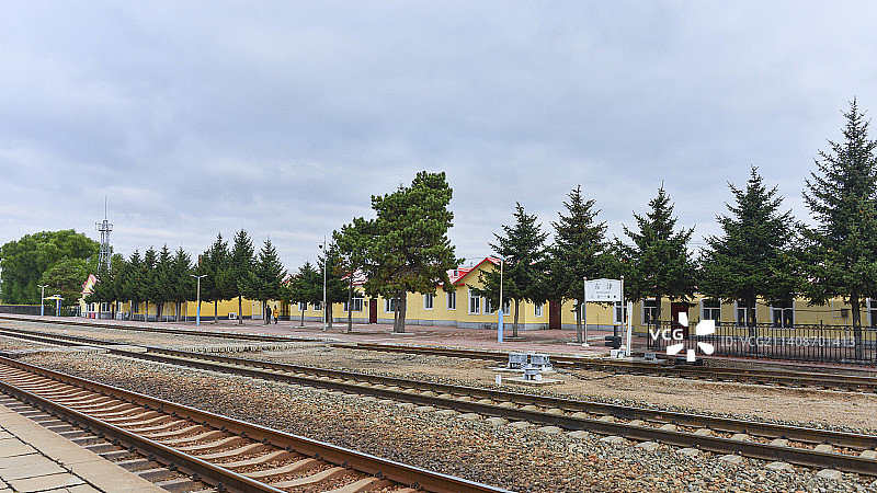 阴天时分的哈尔滨铁路局绥佳线东津车站图片素材