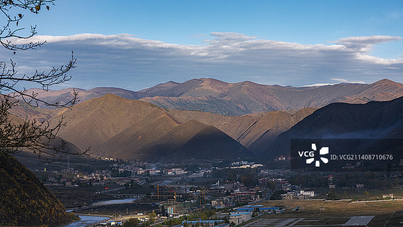 新都桥的早晨·四川康定 新都桥是位于川藏公路南北分道口的小镇，那里是风光旖旎的摄影天堂。图片素材