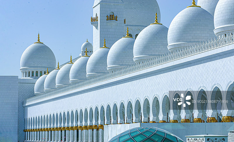 中东大型清真寺宗教建筑群落雪白的大理石圆顶及墙面在阳光下隐隐发亮白得一尘不染斋戒月信徒朝拜图片素材